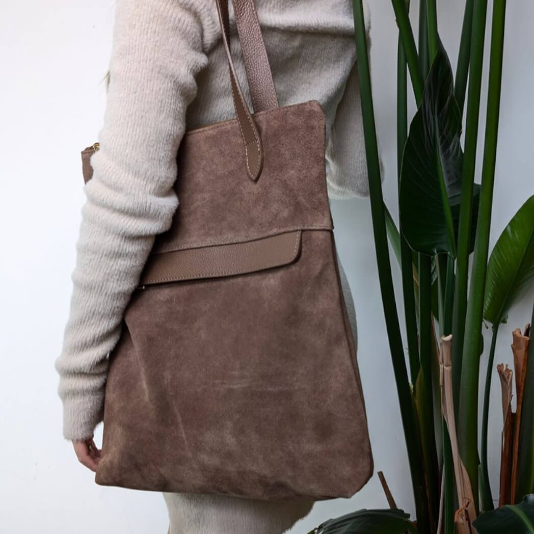 Woman carrying the Liali shopper in taupe suede with pebbled leather trim