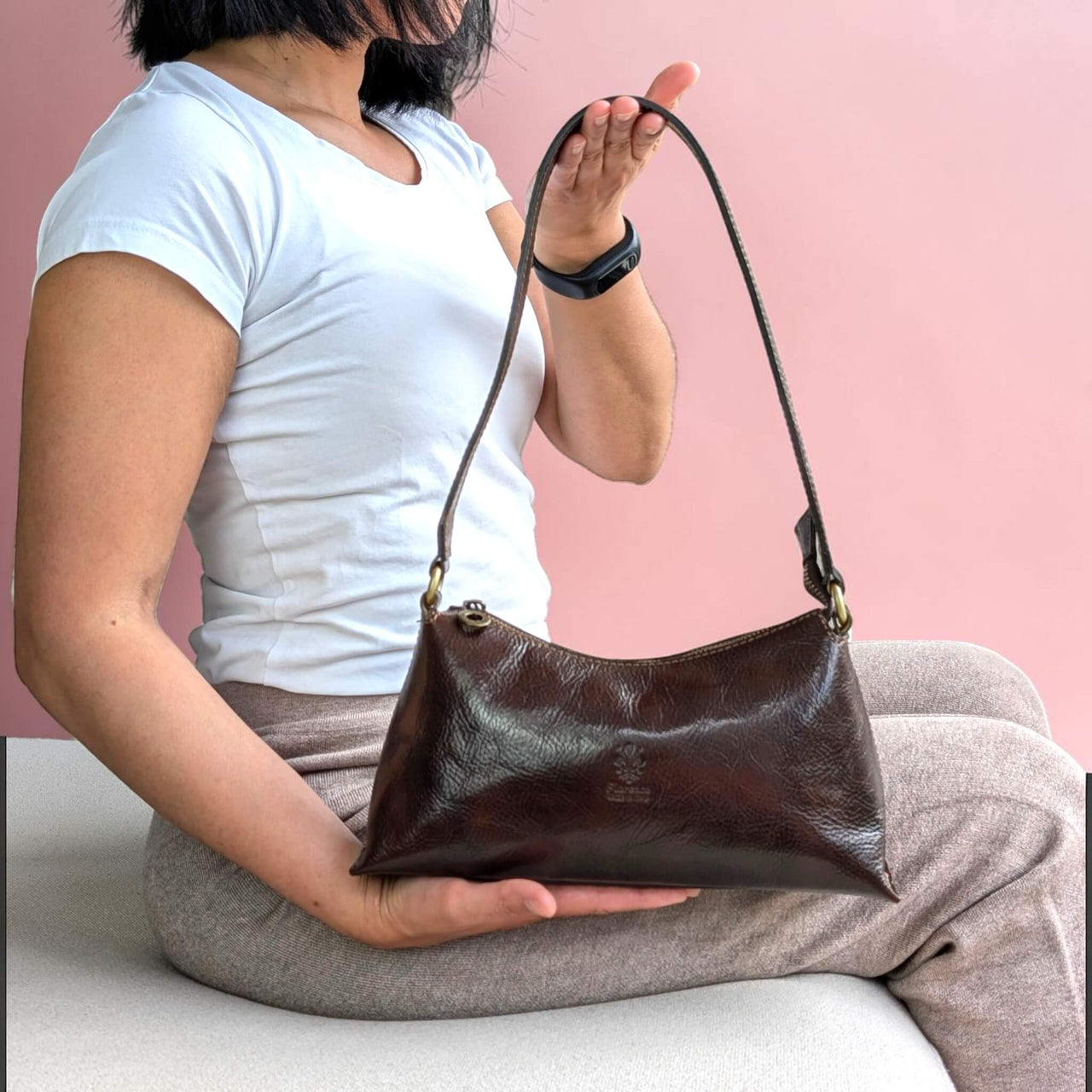 Arale shoulder bag chocolate