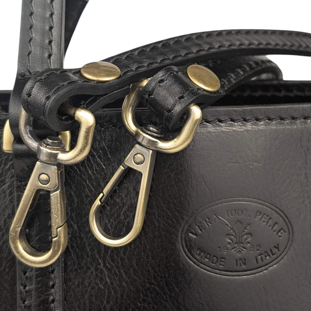 Black leather handbag, close-up of the hardware and Vera Pelle stamp (2), House of Enira Isual