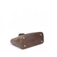 Handtasche aus schokobraunem Leder, Ansicht von unten, House of Enira Isual