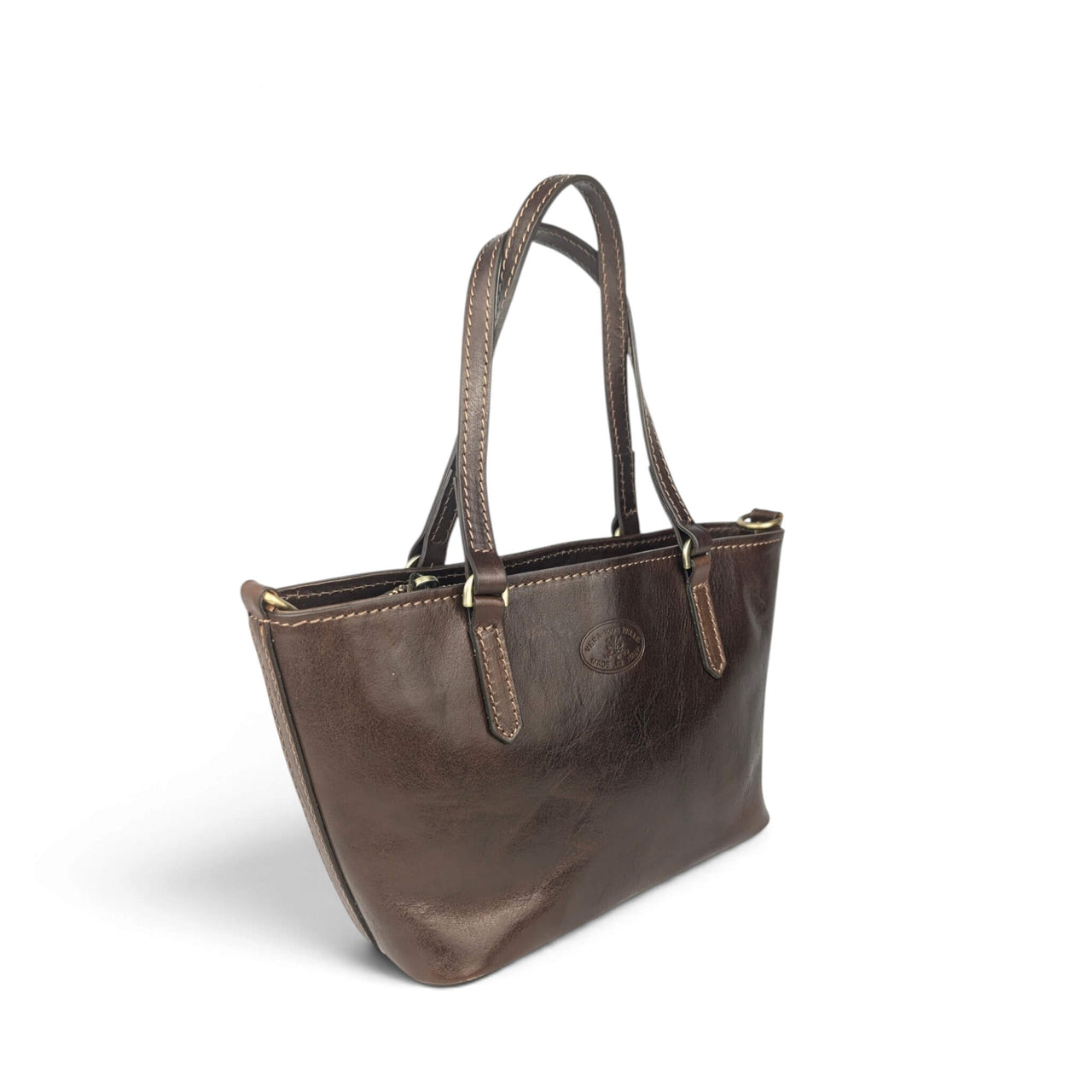 Handtasche aus schokobraunem Leder, Vorderansicht von links, House of Enira Isual
