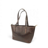 Handtasche aus schokobraunem Leder, Vorderansicht von rechts, House of Enira Isual