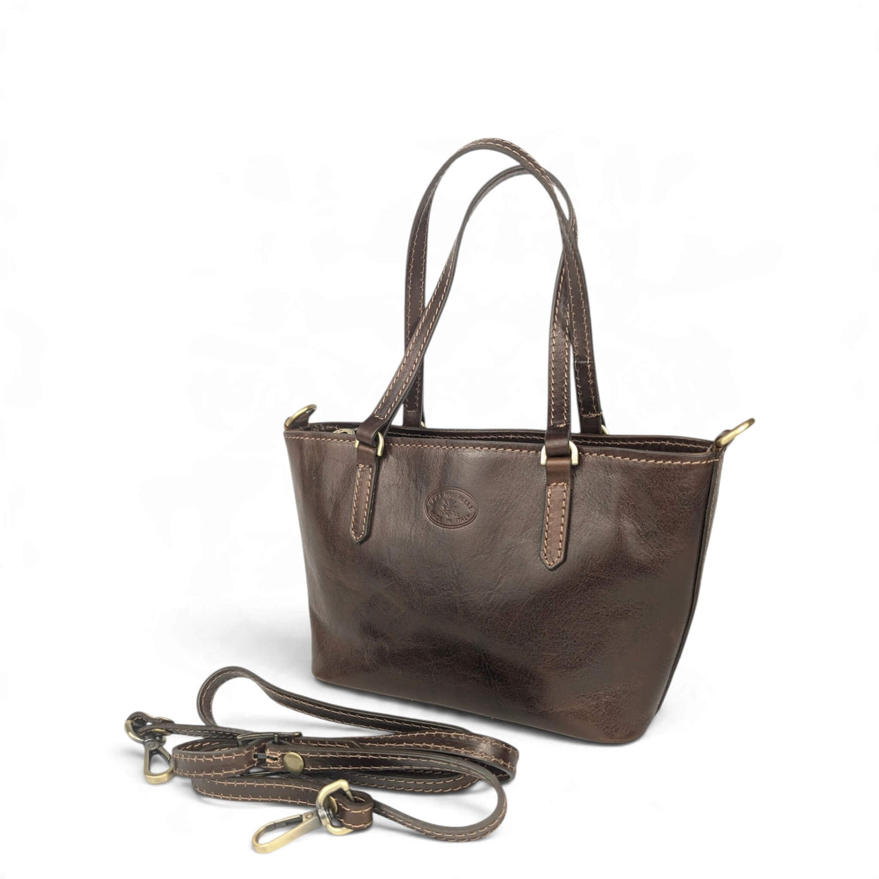 Handtasche aus schokobraunem Leder, Vorderansicht mit angebrachtem Schulterriemen, House of Enira Isual