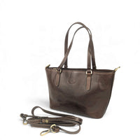 Handtasche aus schokobraunem Leder, Vorderansicht mit angebrachtem Schulterriemen, House of Enira Isual