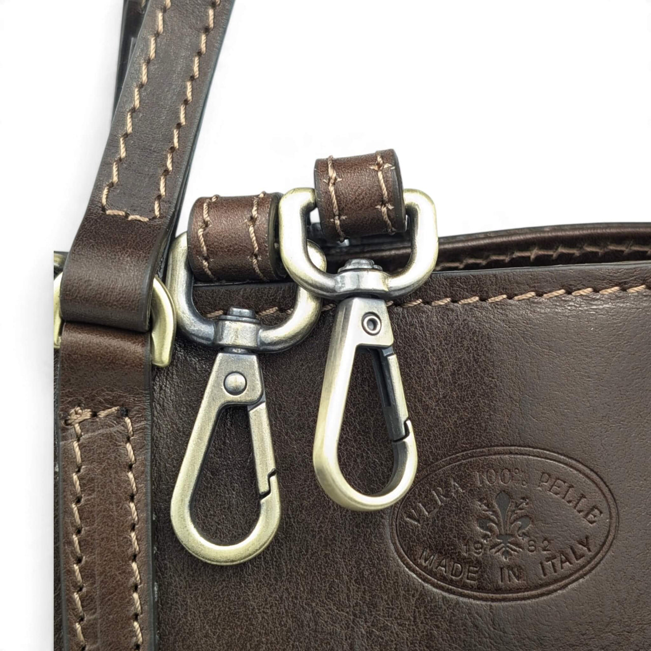 Handtasche aus schokobraunem Leder, Nahaufnahme von Beschlägen und Vera-Pelle-Prägung, House of Enira Isual