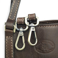 Handtasche aus schokobraunem Leder, Nahaufnahme von Beschlägen und Vera-Pelle-Prägung, House of Enira Isual
