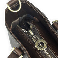 Handtasche aus schokobraunem Leder, Nahaufnahme des Reißverschlusses oben, House of Enira Isual