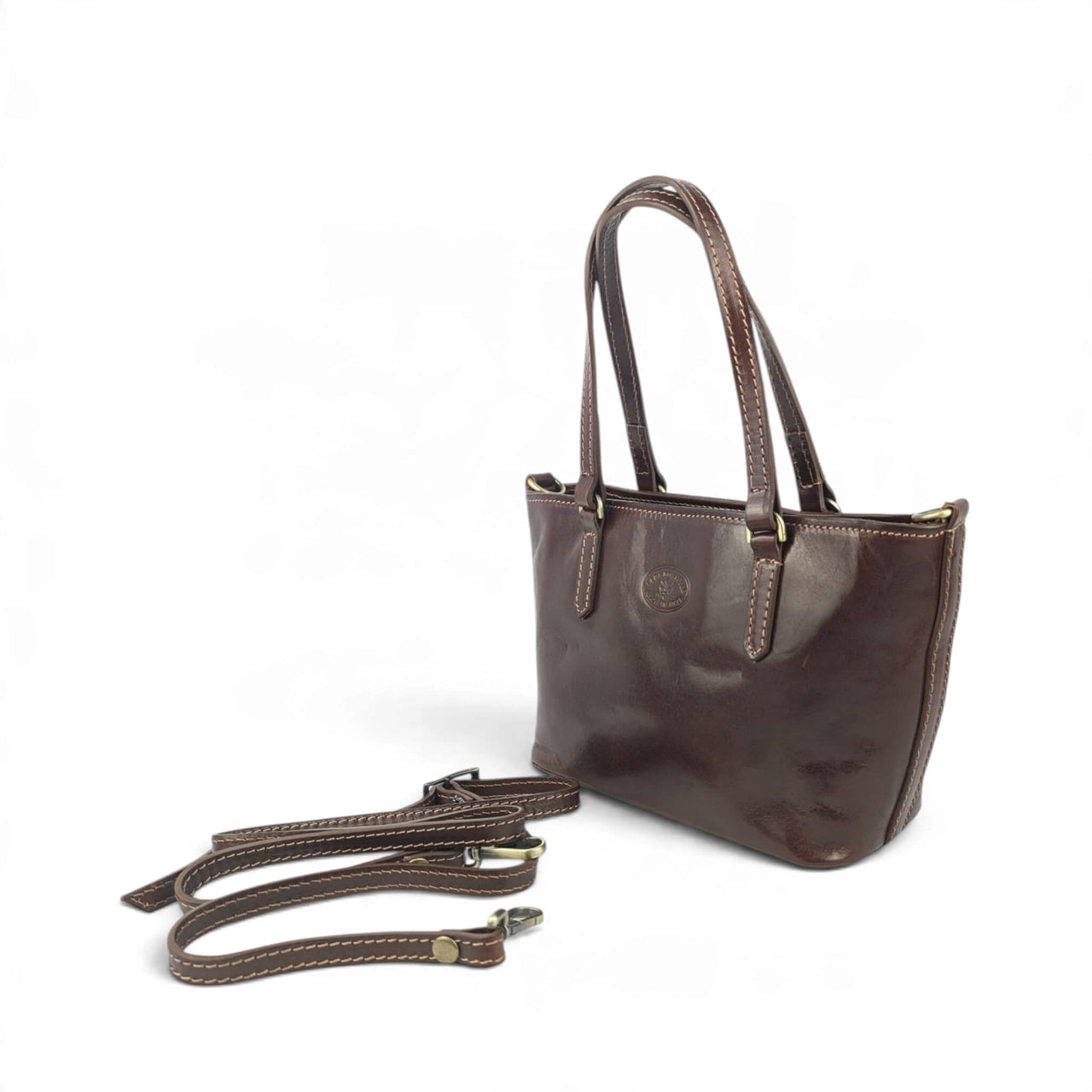 Handtasche aus dunkelbraunem Leder, Vorderansicht von rechts, House of Enira Isual