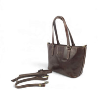 Handtasche aus dunkelbraunem Leder, Vorderansicht von rechts, House of Enira Isual