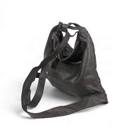 Umhängetasche aus geflochtenem Leder in Schwarz, als Rucksack getragen, Rückansicht von links, House of Enira Licea