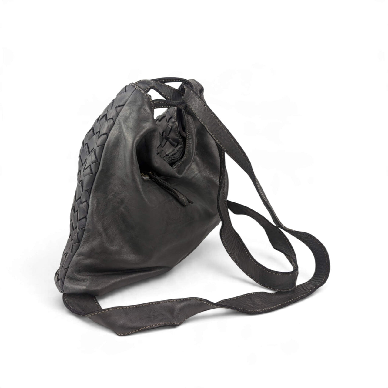 Umhängetasche aus geflochtenem Leder in Schwarz, als Rucksack getragen, Rückansicht von rechts, House of Enira Licea