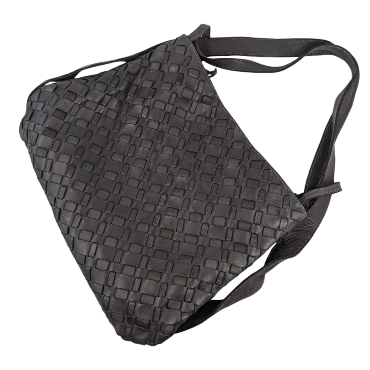 Umhängetasche aus geflochtenem Leder in Schwarz, flach ausgelegt, House of Enira Licea