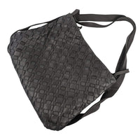 Umhängetasche aus geflochtenem Leder in Schwarz, flach ausgelegt, House of Enira Licea