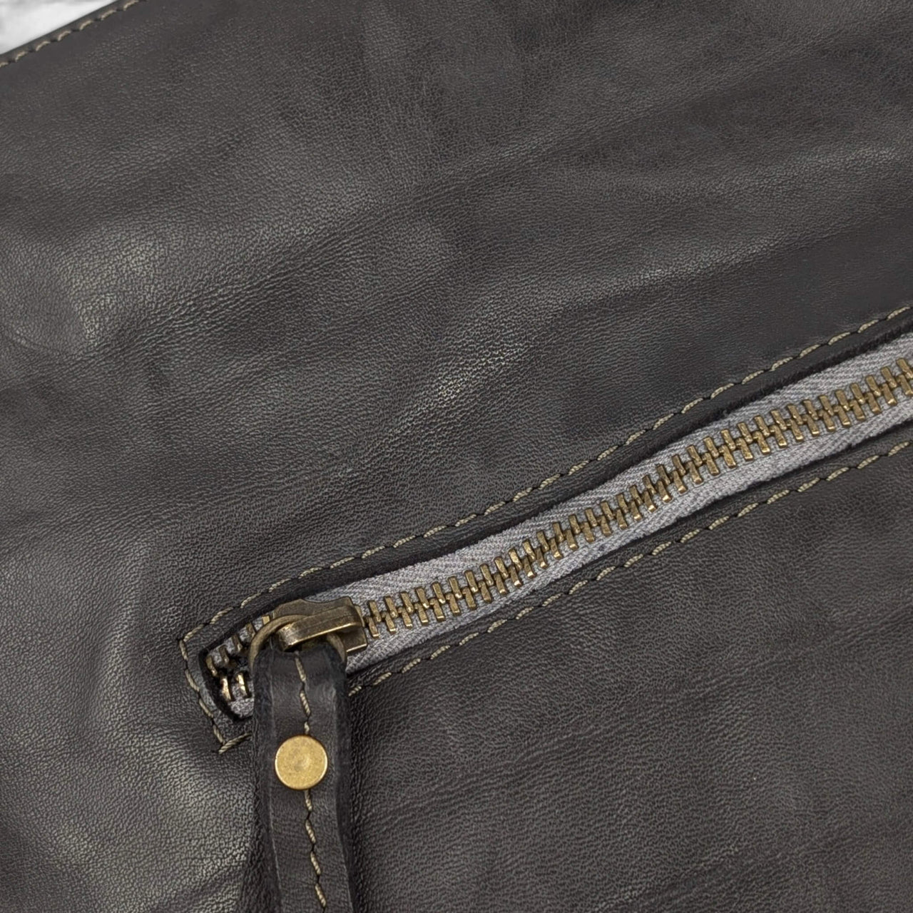 Umhängetasche aus geflochtenem Leder in Schwarz, Außentasche mit Reißverschluss, House of Enira Licea