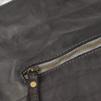 Umhängetasche aus geflochtenem Leder in Schwarz, Außentasche mit Reißverschluss, House of Enira Licea