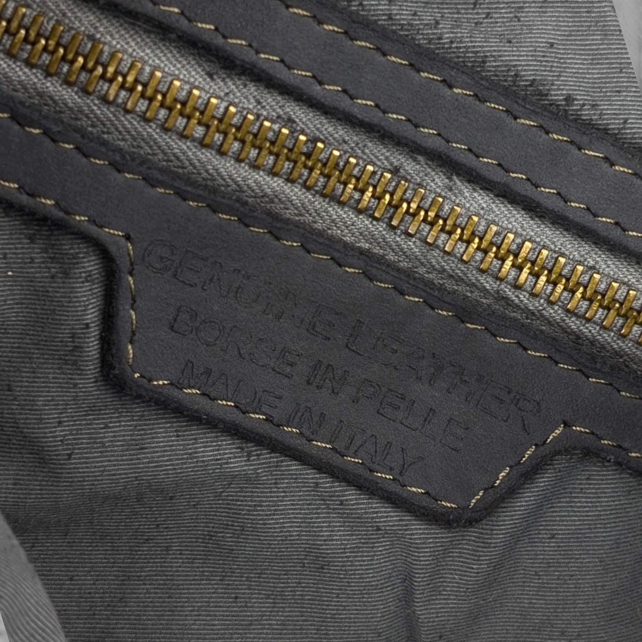 Umhängetasche aus geflochtenem Leder in Schwarz, Innenfach mit Reißverschluss, House of Enira Licea