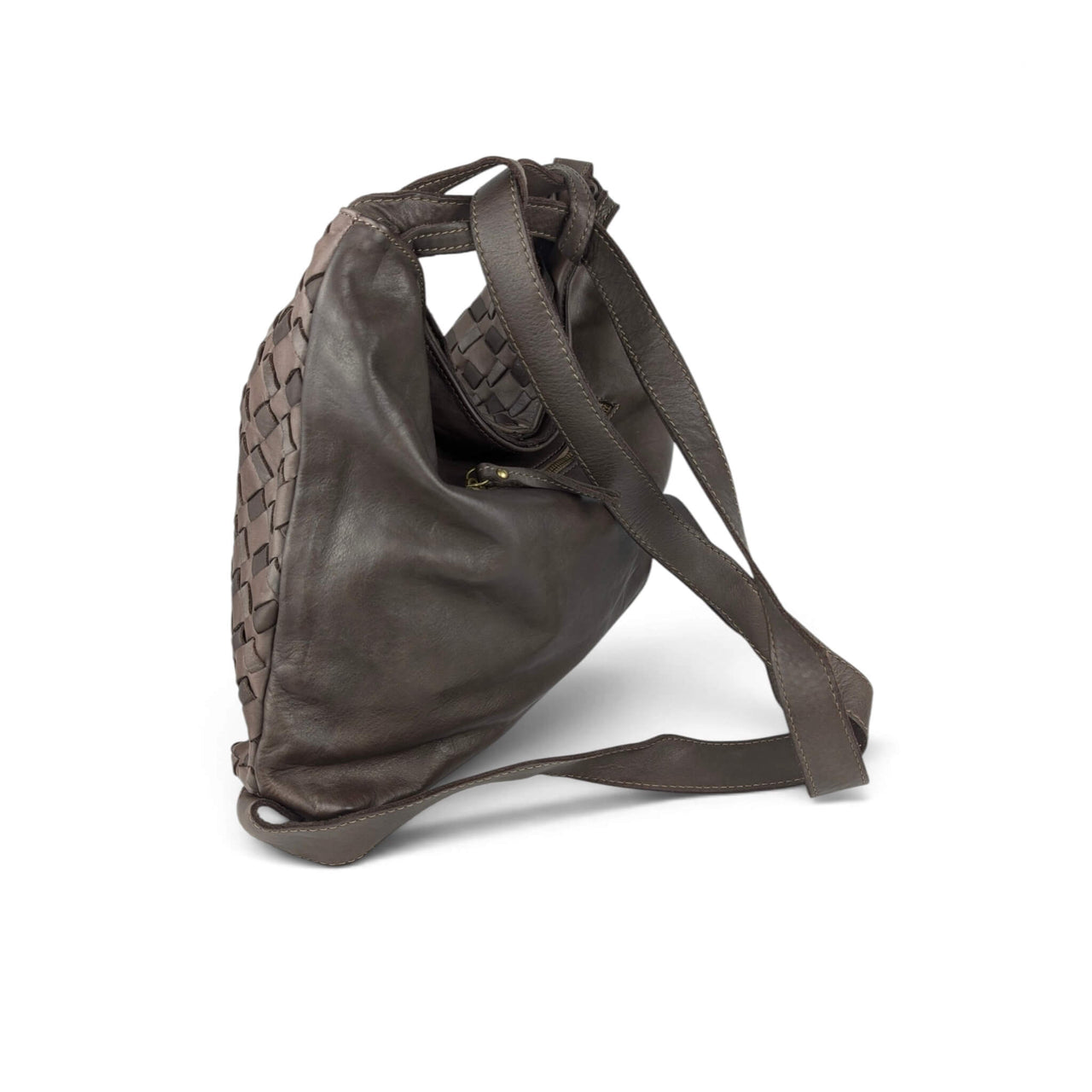 Umhängetasche aus geflochtenem Leder in Schokobraun, als Rucksack getragen, Rückansicht von rechts (2), House of Enira Licea
