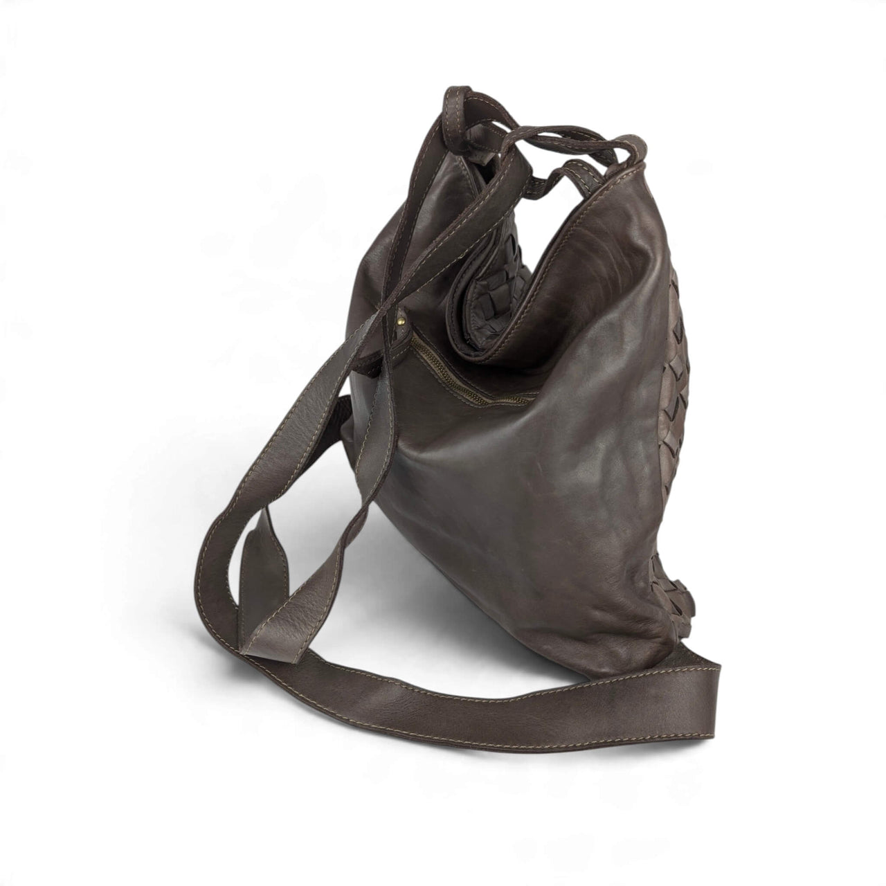 Umhängetasche aus geflochtenem Leder in Schokobraun, als Rucksack getragen, Rückansicht von rechts, House of Enira Licea