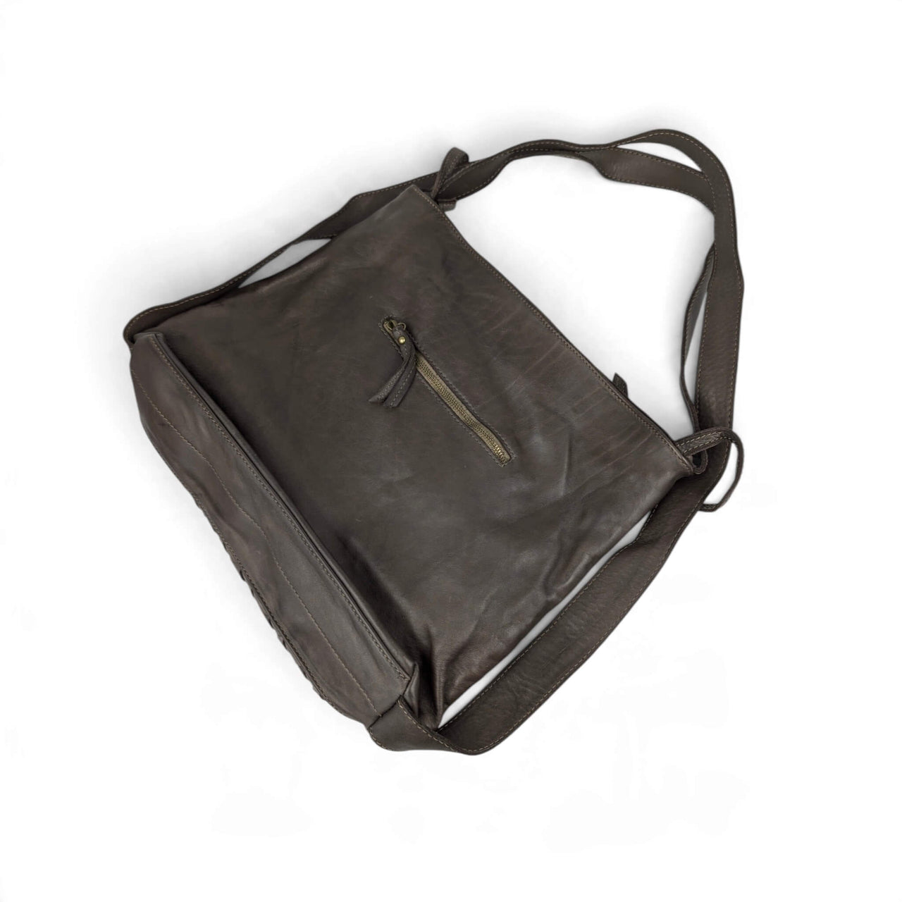 Umhängetasche aus geflochtenem Leder in Schokobraun, flach ausgelegt, Rückansicht, House of Enira Licea