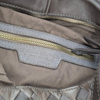 Umhängetasche aus geflochtenem Leder in Schokobraun, Innenfach mit Reißverschluss, House of Enira Licea