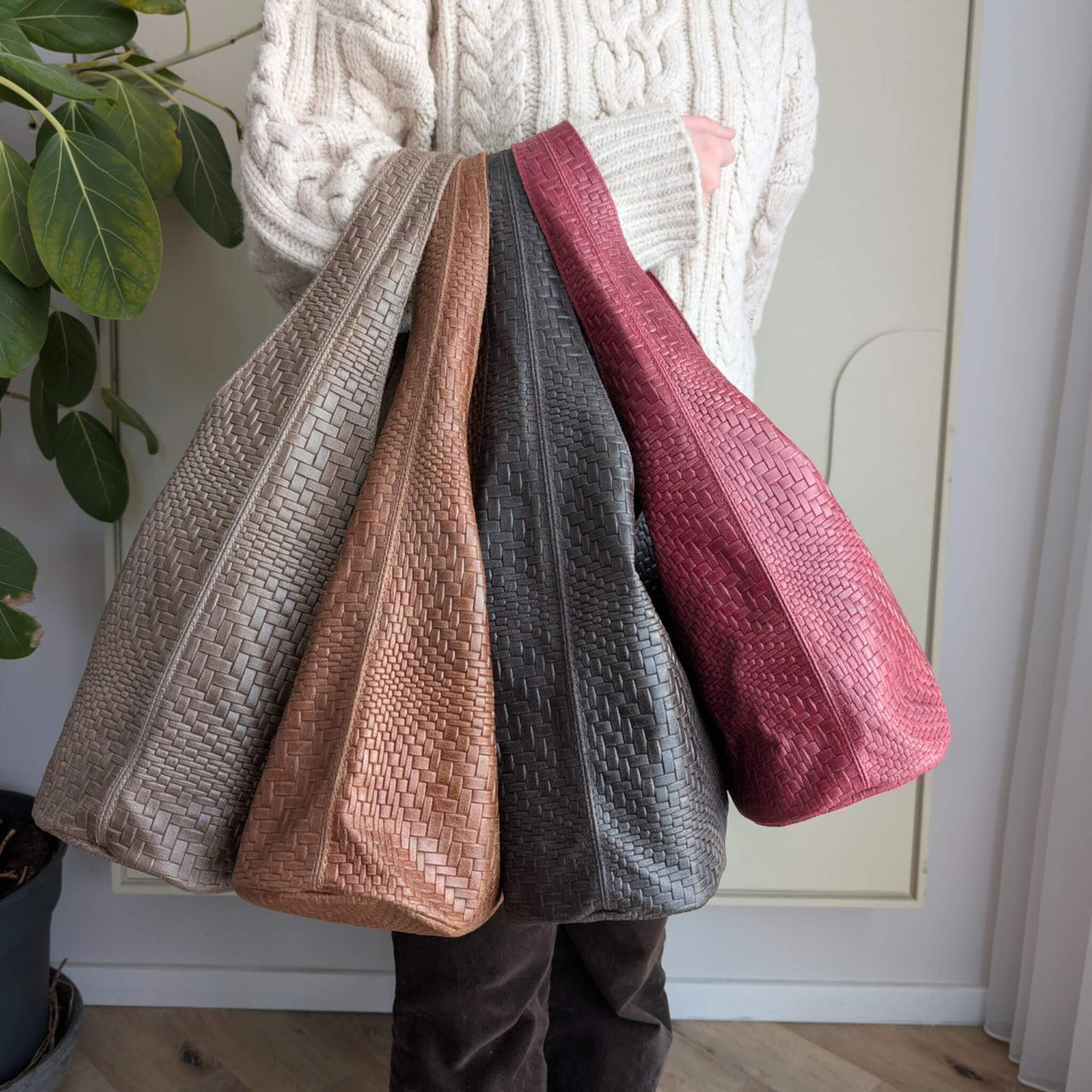 Oleas shoulder bag S taupe dark