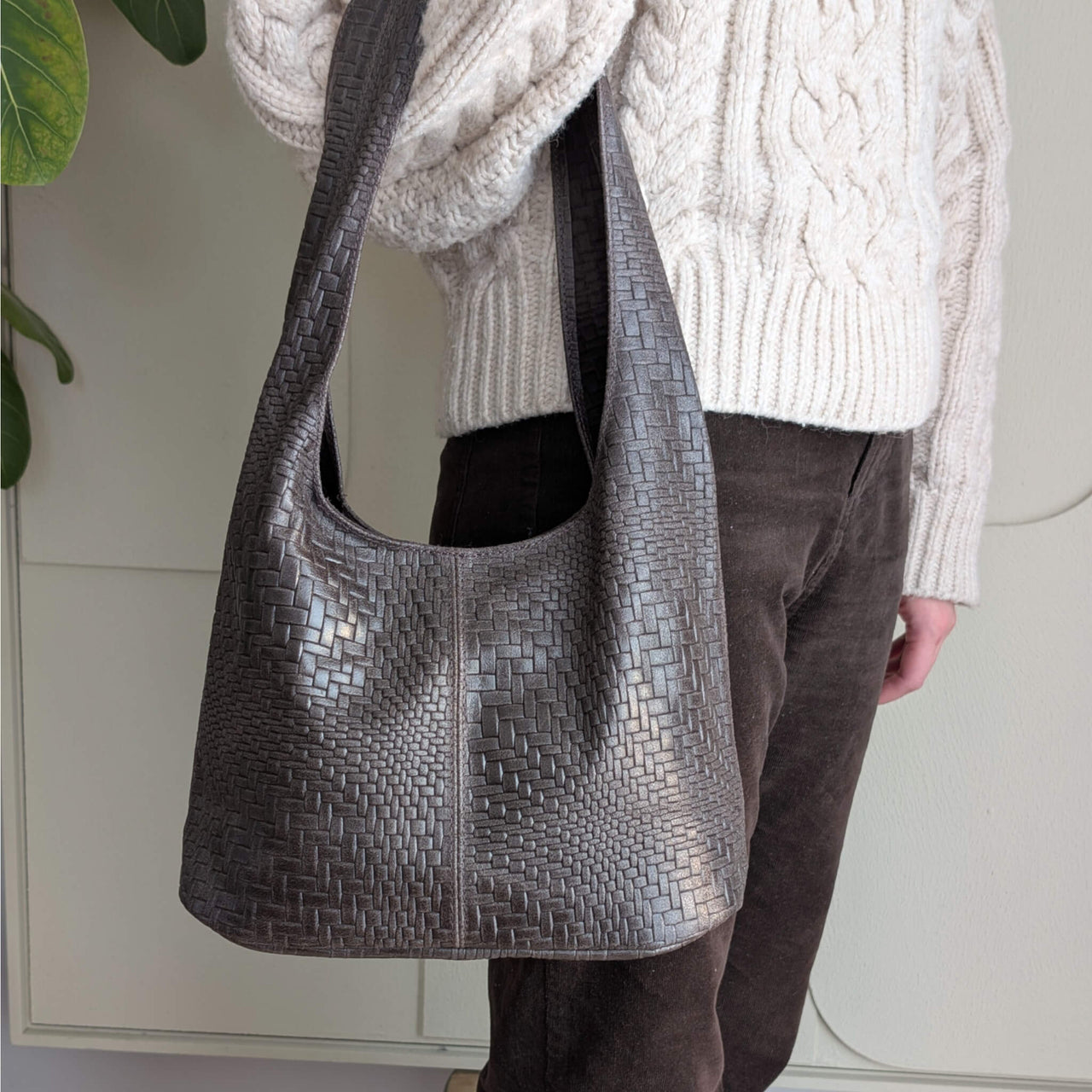 Oleas shoulder bag S chocolate