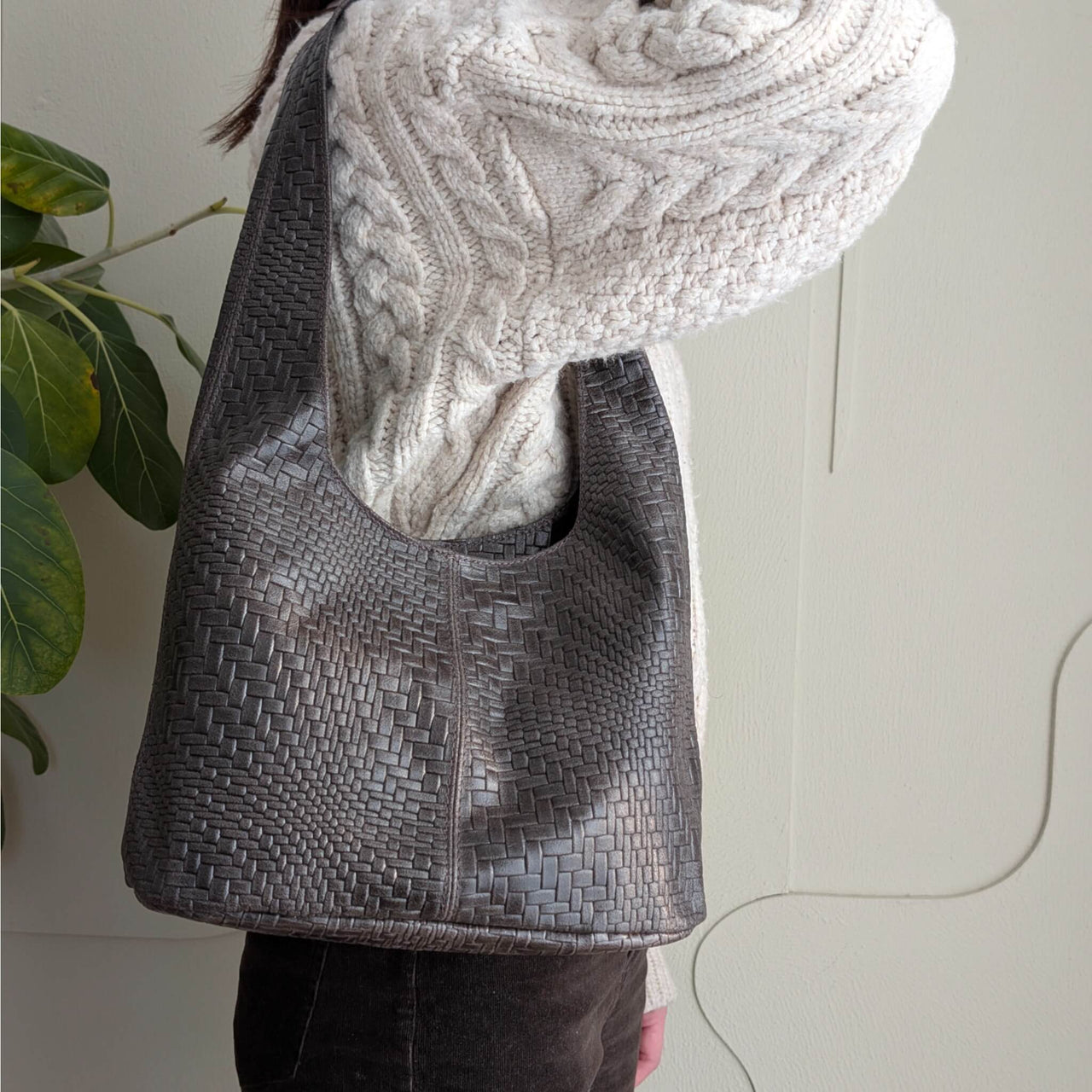 Oleas shoulder bag S chocolate