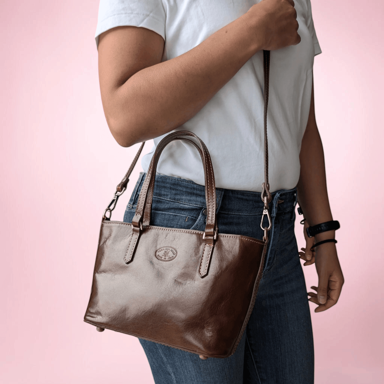 Handtasche aus Leder in dunklem Kastanienbraun, vom Model quer getragen