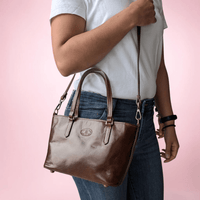 Handtasche aus Leder in dunklem Kastanienbraun, vom Model quer getragen