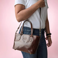Handtasche aus Leder in dunklem Kastanienbraun, vom Model quer getragen, House of Enira Isual