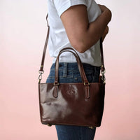 Handtasche aus Leder in Schokobraun, vom Model quer getragen
