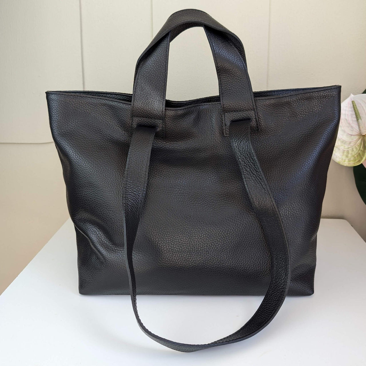Handmade Italian pebbled leather shopper in the color black with 2 handles and 2 shoulder straps